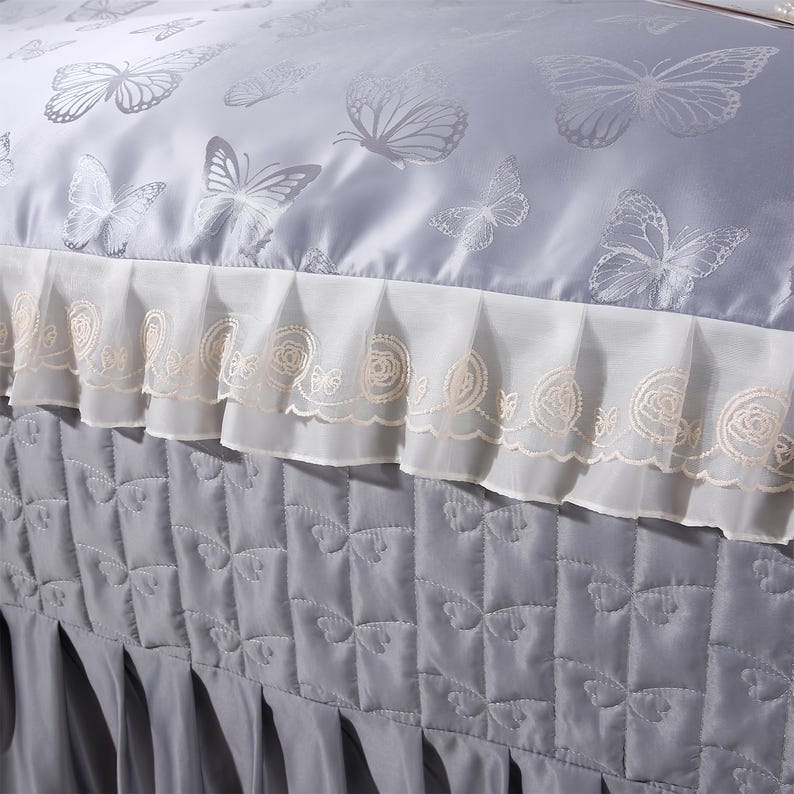 K&ouml;nnte beinhalten: Ein Set aus drei Keramikbechern mit gesprenkelter, matter Oberfl&auml;che. Die Becher sind in Creme-, Hellgrau- und Dunkelgraut&ouml;nen gehalten. Jeder Becher hat ein schlichtes, minimalistisches Design und einen abgerundeten Griff.