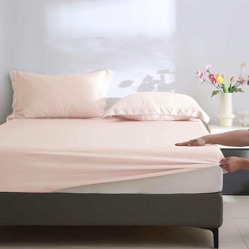 Puede incluir: Una taza de cer&aacute;mica blanca con un asa negra y el texto "But First, Coffee" en negrita negra. La taza est&aacute; sobre una superficie blanca. La taza mide aproximadamente 10 cm de alto.