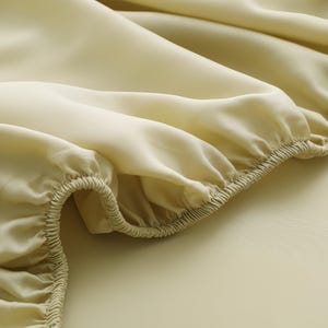 Puede incluir: Una taza de cer&aacute;mica blanca con un asa negra y el texto "But First, Coffee" en negrita negra. La taza est&aacute; sobre una superficie de madera. La taza mide aproximadamente 10 cm de alto.