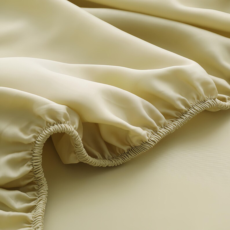 Puede incluir: Una taza de cer&aacute;mica blanca con un asa negra y el texto "But First, Coffee" en negrita negra. La taza est&aacute; sobre una superficie de madera. La taza mide aproximadamente 10 cm de alto.