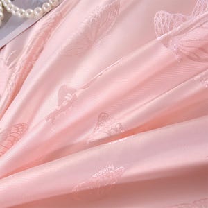 K&ouml;nnte beinhalten: Ein Set aus drei Keramikbechern mit gesprenkelter, matter Oberfl&auml;che. Die Becher sind in den Farbt&ouml;nen Creme, Hellgrau und Dunkelgrau gehalten. Jeder Becher hat ein schlichtes, minimalistisches Design und einen abgerundeten Griff.