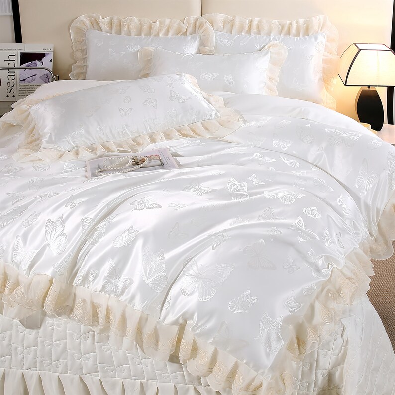 K&ouml;nnte beinhalten: Rustikales Holzschild mit dem Text "Welcome to our home" in wei&szlig;er Schrift. Das Schild hat eine Used-Optik und ein schlichtes, einladendes Design, perfekt f&uuml;r eine Veranda oder einen Eingangsbereich.