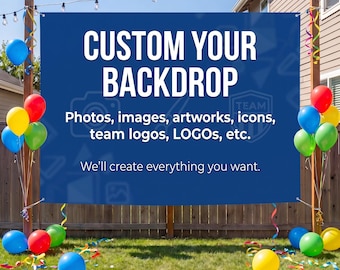 Op de afbeelding: Een grote rechthoekige blauwe banner met witte tekst die CUSTOM YOUR BACKDROP, Photos, images, artworks, icons, team logos, LOGOs, etc. en We'll create everything you want leest. De banner is bevestigd tussen twee houten palen.