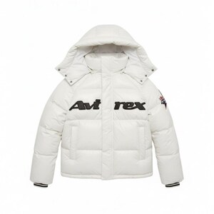 Puede incluir: Una chaqueta acolchada blanca con capucha. La chaqueta presenta el texto "Avi rex" en negro en el pecho. La chaqueta tiene un dise&ntilde;o acolchado y ribetes negros en los pu&ntilde;os.