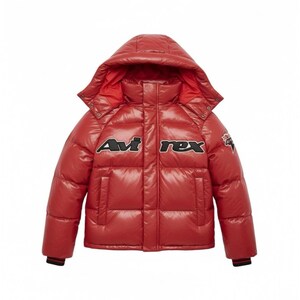 Puede incluir: Una chaqueta acolchada roja brillante con capucha. La chaqueta presenta el texto "Avi Rex" en blanco y negro en el pecho. La chaqueta tiene un dise&ntilde;o acolchado y un pu&ntilde;o a rayas negro y rojo.