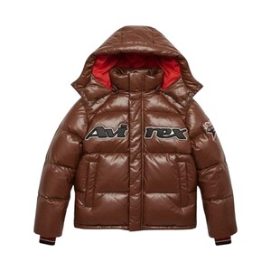 Puede incluir: Chaqueta acolchada marr&oacute;n con capucha y forro rojo. La chaqueta presenta el texto "Avi rex" en blanco y negro en la parte delantera, junto con un peque&ntilde;o parche en la manga derecha. Los pu&ntilde;os tienen rayas negras, rojas y blancas.