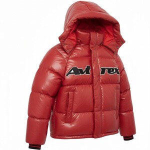 Puede incluir: Una chaqueta acolchada roja con capucha. La chaqueta presenta el texto "Avi Rex" en blanco y negro en el pecho. La chaqueta tiene un acabado brillante y un bolsillo en la parte delantera. Los pu&ntilde;os tienen rayas negras y rojas.