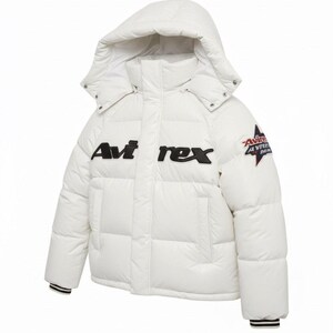 Puede incluir: Chaqueta acolchada blanca con capucha. La chaqueta presenta el texto "Avi rex" en negro en el pecho y un logotipo de estrella en la manga superior. Los pu&ntilde;os tienen rayas blancas y negras.