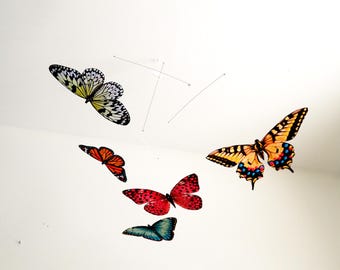Móvil de mariposas con elementos de pintura que brillan en la oscuridad