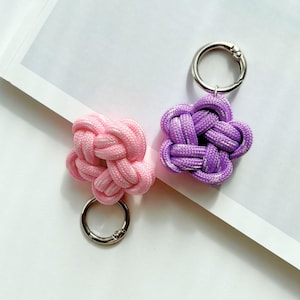 Porte-clés léger en paracorde avec petite fleur, élégant bijou de sac floral estival, accessoire de sac tendance et coloré avec motif de fleurs de cerisier