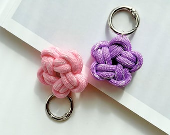 Lichtgewicht sleutelhangertje van paracord met een klein bloemetje, elegante zomerse bloemenhanger voor op je tas, stijlvolle kleurrijke kersenbloesemversiering voor je handtas.