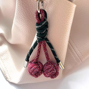 Schlüsselanhänger mit Kirschknoten aus Paracord | Leichter Kugel-Taschenanhänger, ideales Weihnachtsgeschenk, Accessoire mit Fruchtmotiv