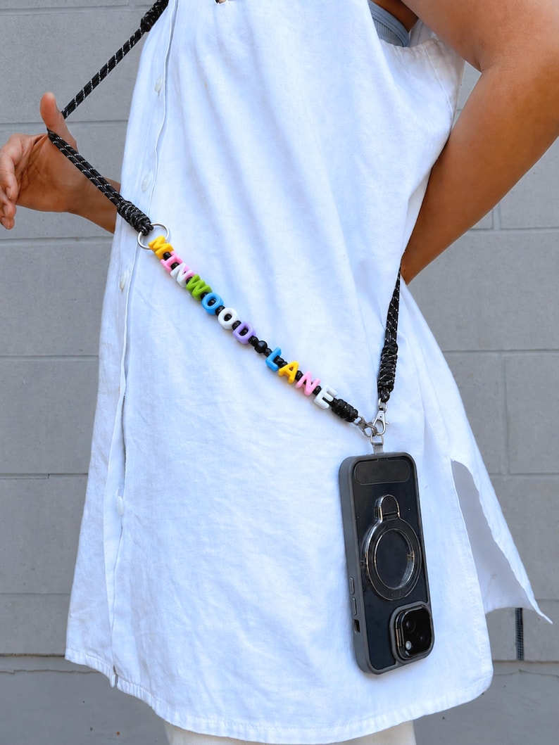 Gepersonaliseerde telefoonkoord met kralen en letters, kleurrijke crossbody telefoonhouder met alfabet, voor leraren, moeders en reizigers. afbeelding 1