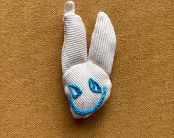 Gepersonaliseerde poppenhanger voor kinderen | Handgemaakte schattige pluche decoratie | Op maat gemaakt ornament van gerecyclede stof | Een gedenkwaardig aandenken aan een kunstwerkje van een kind
