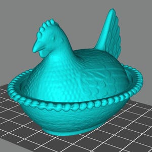 Könnte beinhalten: Ein türkisfarbener, hühnerförmiger Behälter mit strukturierter Oberfläche. Das Huhn sitzt in einer dekorativen Schüssel mit einem Perlenrand. Das Huhn hat einen detaillierten Kamm, Schnabel und Flügel. Der Behälter wird wahrscheinlich zur Aufbewahrung von Eiern oder als Dekorationsartikel verwendet.