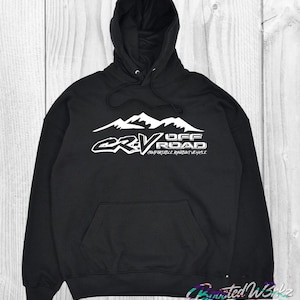 Puede incluir: Sudadera con capucha negra con un diseño blanco que dice "CRV Off Road Comfortable Rugged Vehicle" sobre una cordillera. La sudadera tiene un bolsillo delantero y una capucha con cordón.