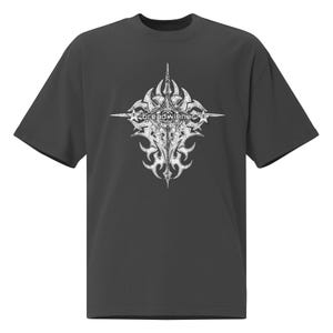 Op de afbeelding: Een antracietgrijs T-shirt met korte mouwen en een grote, witte afbeelding in distressed-stijl op de borst. Het ontwerp bestaat uit een ingewikkeld, symmetrisch embleem met scherpe randen en het woord "breadwinner" horizontaal in het midden.