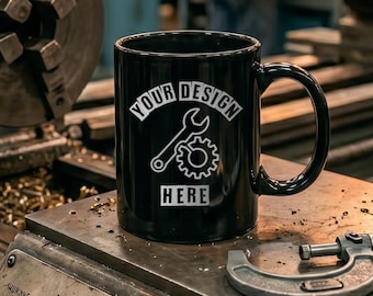 Mockup blauwe kraag zwarte mok - 11oz workshop koffiemok mockup - industriële werkruimte testmodellen - garage tool mockup - monteur fotografie
