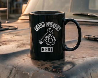 Mockup blauwe kraag zwarte mok - 11oz workshop koffiemok mockup - industriële werkruimte testmodellen - garage tool mockup - monteur fotografie