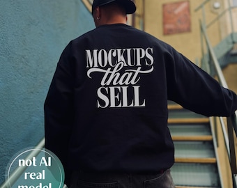 Mockup zwarte Gildan 18000-sweater - achteraanzicht, echt herenmodel
