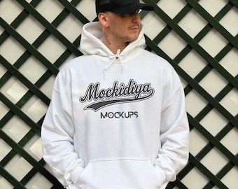 Gildan 18500 witte hoodie met capuchon | Echt mannenmodel