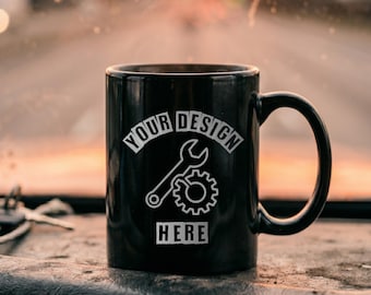 Mockup blauwe kraag zwarte mok - 11oz workshop koffiemok mockup - industriële werkruimte testmodellen - garage tool mockup - monteur fotografie