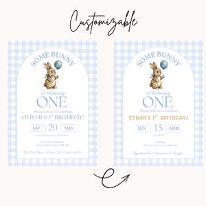 K&ouml;nnte beinhalten: Anpassbare Geburtstagseinladungen mit einem Aquarell-Hasen, der einen Ballon h&auml;lt. Das Design enth&auml;lt den Text "Some Bunny is turning ONE" und Veranstaltungsdetails auf blauem Vichy-Hintergrund. Die Einladungen sind f&uuml;r Olivers und Ethans 1. Geburtstag.