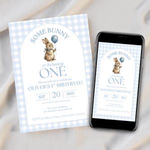 K&ouml;nnte beinhalten: Eine hellblaue Vichy-Karo-Geburtstagseinladung mit dem Text "Some Bunny is turning ONE". Die Einladung zeigt eine Aquarellillustration eines Hasen, der einen Ballon h&auml;lt. Ein Smartphone zeigt die gleiche Einladung.