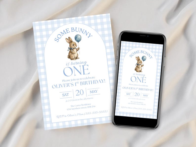K&ouml;nnte beinhalten: Eine hellblaue Vichy-Karo-Geburtstagseinladung mit dem Text "Some Bunny is turning ONE". Die Einladung zeigt eine Aquarellillustration eines Hasen, der einen Ballon h&auml;lt. Ein Smartphone zeigt die gleiche Einladung.
