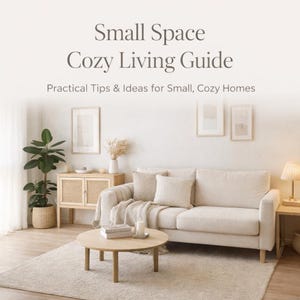 Könnte beinhalten: Ein gemütliches Wohnzimmer mit beigem Sofa, rundem Holztisch und Weidenholzschrank. Das Bild zeigt den Text "Small Space Cozy Living Guide" und "Practical Tips & Ideas for Small, Cozy Homes."