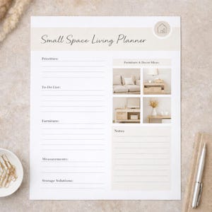 Peut inclure: Un planificateur d'espace de vie de petite taille beige et blanc avec des sections pour les priorités, les listes de tâches, les meubles, les mesures et les solutions de stockage. Comprend une section pour les idées de meubles et de décoration avec des images.