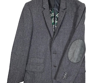 Blazer vintage Y2L Juicy Couture em lã espinha de peixe, tamanho 44R, cinza com reforço nos cotovelos, estilo acadêmico.