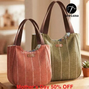 Könnte beinhalten: Zwei handgefertigte Tragetaschen mit braunen Griffen. Eine Tasche ist rot-orange mit vertikalen weißen Streifen, die andere olivgrün mit vertikalen weißen Streifen. Beide Taschen haben ein floral gemustertes Futter und ein kleines Lederetikett mit "handmade". Der Text "Mother's Day 50% OFF" steht unten.