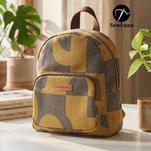 Peut inclure: Une tasse en céramique blanche avec une anse noire et le texte "But First, Coffee" dans un style manuscrit. La tasse est sur une surface blanche. La tasse mesure environ 10 cm de haut.