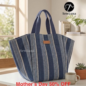 Könnte beinhalten: Eine blau-weiß gestreifte Tragetasche mit stabilen Griffen. Die Tasche hat ein Lederetikett mit der Aufschrift "handmade". Der Text "SewLuna" ist auf der Tasche zu sehen. Die Worte "Mother's Day 50% OFF" stehen unten im Bild.