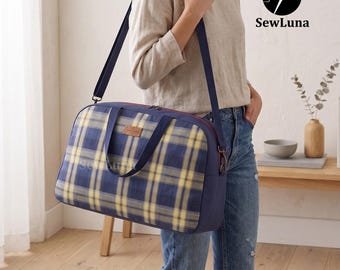 Puede incluir: Un bolso de viaje rectangular con un patrón de cuadros azules y amarillos, paneles laterales azul marino, asas azul marino y una correa de hombro ajustable. Una pequeña etiqueta rectangular marrón está centrada en la parte frontal. El logo SewLuna es visible.