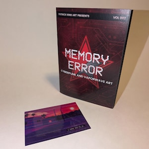 以下が含まれることがあります： 「MEMORY ERROR」というタイトルの本で、「CYBERPUNK AND VAPORWAVE ART」というサブタイトルと、夕焼けのシーンが描かれた小さなカードが付いています。本の表紙は赤色で、白い文字と星のデザインが施されています。カードは紫とオレンジ色の配色です。
