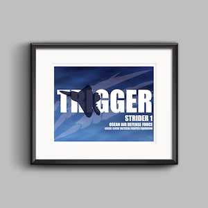 Puede incluir: Impresión enmarcada con una silueta estilizada de un avión de combate sobre un fondo azul degradado. La palabra "TRIGGER" se muestra en blanco, junto con "STRIDER 1" y texto que indica la Osean Air Defense Force y el 124th Tactical Fighter Squadron.