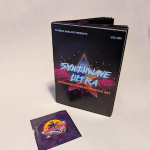 Könnte beinhalten: Ein schwarzes Booklet mit dem Titel "Synthwave Ultra" mit einem sternförmigen Design und dem Text "Synthwave and Retrowave Art". Ein passender Aufkleber befindet sich neben dem Booklet. Das Booklet trägt die Aufschrift "Vol 001" und "Patrick King Art Presents".