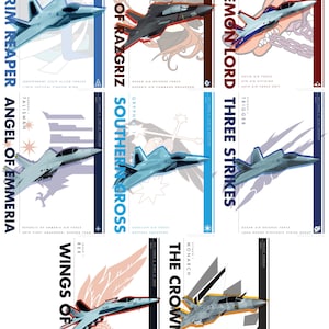 Peut inclure: Une collection de huit affiches verticales représentant des avions de chasse en vol. Chaque affiche présente un appareil unique, un indicatif de pilote et un texte d'escadron, incluant des titres comme The Grim Reaper, Ghost of Razgriz et The Crown.