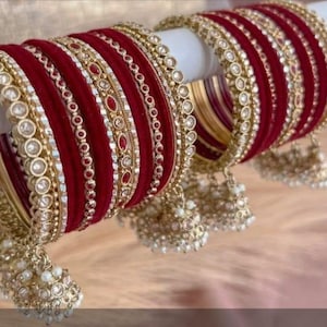 Röda sammetsbröllops-Chooda-armband | Kundan stenar, Pearl Jhumka berlocker