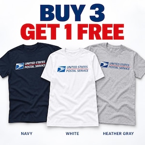 Könnte beinhalten: Drei kurzärmelige T-Shirts mit Rundhalsausschnitt in Marineblau, Weiß und Heidegrau. Jedes T-Shirt zeigt das Logo und den Schriftzug United States Postal Service auf der Brust. Oben steht BUY 3 GET 1 FREE, unten die jeweiligen Farbbezeichnungen.