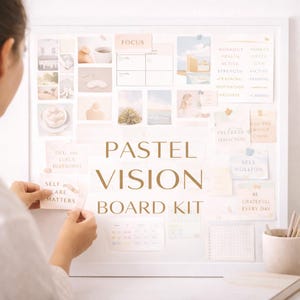 Puede incluir: Un kit de tablero de visión Pastel enmarcado en blanco con varias imágenes y notas inspiradoras. El tablero incluye las palabras "Pastel Vision Board Kit" en letras doradas. Se ve a una persona colocando una nota que dice "Self Care Matters".