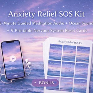 Puede incluir: Kit de alivio de la ansiedad SOS que incluye un teléfono inteligente que muestra una interfaz de aplicación de meditación con auriculares y un montón de tarjetas imprimibles. El fondo presenta una serena escena de océano y cielo.