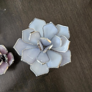 Puede incluir: Una escultura de suculenta de vidrio hecha a mano, con pétalos azul claro y blancos, delineados en plata. Esta pieza de arte en vidrio decorativa es ideal para la decoración del hogar.