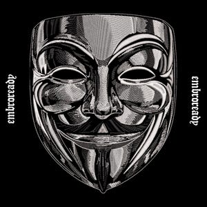 Puede incluir: Un parche bordado de una máscara de Guy Fawkes en tonos plata, gris y blanco sobre un fondo negro. El diseño presenta el rostro estilizado con barba y bigote puntiagudos. El texto "embroready" está bordado verticalmente en ambos lados.