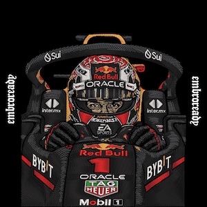 Może przedstawiać: Haftowana grafika przedstawiająca kierowcę Formuły 1 w kokpicie w kasku Red Bull Oracle z widocznymi logotypami, takimi jak Sui, inter.mx, EA Sports, Bybit, Tag Heuer i Mobil 1. Napis embroready znajduje się po obu stronach tego wzoru.