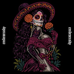 Könnte beinhalten: Eine Stickerei auf schwarzem Hintergrund mit einer Figur im Sugar-Skull-Make-up, die einen breitkrempigen Hut und Blumen trägt. Die Figur hat langes dunkles Haar, ein Katzentattoo und hält eine Blume. Der Text embroready erscheint zweimal.