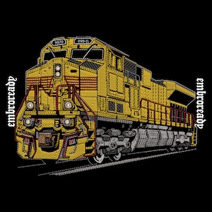 Puede incluir: Un diseño bordado de una locomotora diésel amarilla sobre un fondo negro. El tren presenta detalles en rojo, faros y los números 9970 y 099-11 en la parte frontal. La palabra embroready está escrita verticalmente a ambos lados del tren.