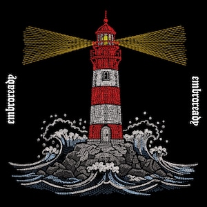 Könnte beinhalten: Ein gestickter Aufnäher auf schwarzem Hintergrund mit einem rot-weißen Leuchtturm auf einer felsigen Insel, umgeben von blauen und weißen Wellen. Der Leuchtturm strahlt gelbes Licht aus. Der Text "embroready" steht auf beiden Seiten.